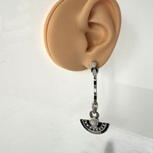 Cargar imagen en el visor de la galería, Vintage Art Deco Style Silver Onyx & Pearl Fan Motif Drop Earrings. Sterling Silver Pearl Stud Articulated Long Drop Geometric Earrings