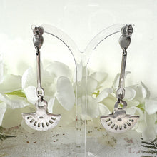 Cargar imagen en el visor de la galería, Vintage Art Deco Style Silver Onyx & Pearl Fan Motif Drop Earrings. Sterling Silver Pearl Stud Articulated Long Drop Geometric Earrings