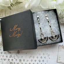 Cargar imagen en el visor de la galería, Vintage Art Deco Style Silver Onyx & Pearl Fan Motif Drop Earrings. Sterling Silver Pearl Stud Articulated Long Drop Geometric Earrings