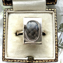Cargar imagen en el visor de la galería, Antique Georgian 9ct Gold Rectangular Mourning Ring With Hair Weave & Dated Inscription