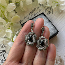 画像をギャラリービューアに読み込む, Vintage Whitby Jet Gemstone Sterling Silver Flower Earrings. Art Deco Style Silver Maracsite & English Jet Daisy Drop Stud Earrings.