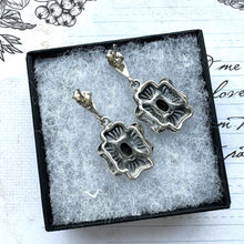 画像をギャラリービューアに読み込む, Vintage Whitby Jet Gemstone Sterling Silver Flower Earrings. Art Deco Style Silver Maracsite & English Jet Daisy Drop Stud Earrings.