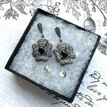 画像をギャラリービューアに読み込む, Vintage Whitby Jet Gemstone Sterling Silver Flower Earrings. Art Deco Style Silver Maracsite & English Jet Daisy Drop Stud Earrings.