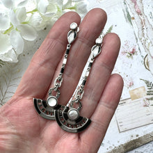Cargar imagen en el visor de la galería, Vintage Art Deco Style Silver Onyx & Pearl Fan Motif Drop Earrings. Sterling Silver Pearl Stud Articulated Long Drop Geometric Earrings