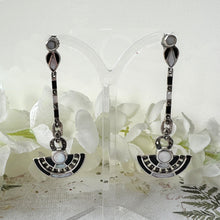 Cargar imagen en el visor de la galería, Vintage Art Deco Style Silver Onyx & Pearl Fan Motif Drop Earrings. Sterling Silver Pearl Stud Articulated Long Drop Geometric Earrings