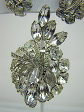 Carica l'immagine nel visualizzatore di Gallery, 1950s Weiss Clear Crystal Rhinestone Brooch Earring Set. - MercyMadge