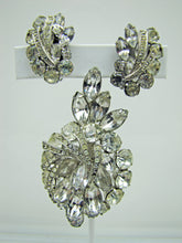 Carica l'immagine nel visualizzatore di Gallery, 1950s Weiss Clear Crystal Rhinestone Brooch Earring Set. - MercyMadge