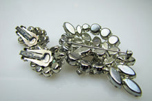Carica l'immagine nel visualizzatore di Gallery, 1950s Weiss Clear Crystal Rhinestone Brooch Earring Set. - MercyMadge