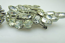 Carica l'immagine nel visualizzatore di Gallery, 1950s Weiss Clear Crystal Rhinestone Brooch Earring Set. - MercyMadge