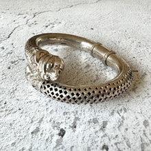 Carica l&#39;immagine nel visualizzatore di Gallery, Antique Victorian Figural Lion Head Indian Silver Bangle Bracelet
