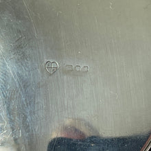Cargar imagen en el visor de la galería, Vintage 1970s Sterling Silver Huge Statement Oval Locket &amp; Curb Chain
