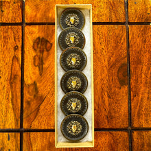Charger l'image dans la galerie, Extremely Rare Set of 6 'Jumbo' (40mm) Georgian Livery Buttons – Authenticated by the V&amp;A Museum, 1943
