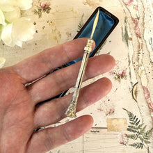 Carica l&#39;immagine nel visualizzatore di Gallery, Antique Georgian Sterling Silver Toothpick With Moonstone Seal
