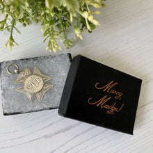 Carica l'immagine nel visualizzatore di Gallery, Victorian Silver Engraved Cross Pattée Watch Chain Fob
