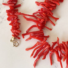 Lade das Bild in den Galerie-Viewer, Vintage 14ct Gold Mediterranean Red Coral Necklace
