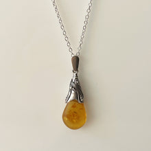 Cargar imagen en el visor de la galería, Vintage Baltic Amber Art Nouveau Style Pendant
