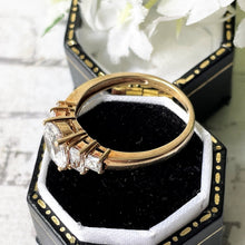 Cargar imagen en el visor de la galería, Vintage 9ct Gold White CZ Crystal Engagement Ring
