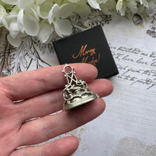 Carica l'immagine nel visualizzatore di Gallery, Rare Antique Georgian Large Sterling Silver Slag Glass Seal Fob Pendant.
