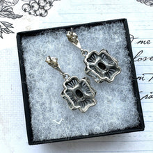 Cargar imagen en el visor de la galería, Vintage Whitby Jet Gemstone Sterling Silver Flower Earrings

