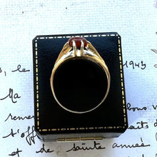 Cargar imagen en el visor de la galería, Gents Vintage 9ct Gold &amp; Red Carnelian Belcher Ring. Mens British Hallmarked 1970s Retro Statement Ring. Large Finger Size Ring UK V/US 10.5
