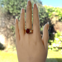 Lade das Bild in den Galerie-Viewer, Gents Vintage 9ct Gold &amp; Red Carnelian Belcher Ring. Mens British Hallmarked 1970s Retro Statement Ring. Large Finger Size Ring UK V/US 10.5
