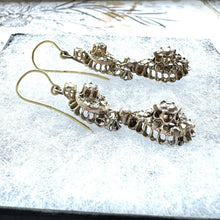 Charger l&#39;image dans la galerie, Antique Georgian Gold &amp; Mine Cut Rough Diamond Mughal Earrings. Long Pendeloque Drop Gold Earrings. Diamond Earrings With 18ct Gold Hooks
