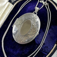 Carica l&#39;immagine nel visualizzatore di Gallery, Vintage English Silver Large Oval Engraved Locket Pendant Necklace. Art Nouveau Style Floral Sterling Silver Photo/Keepsake Locket On Chain
