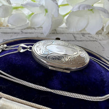 Carica l&#39;immagine nel visualizzatore di Gallery, Vintage English Silver Large Oval Engraved Locket Pendant Necklace. Art Nouveau Style Floral Sterling Silver Photo/Keepsake Locket On Chain
