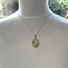 Carica l&#39;immagine nel visualizzatore di Gallery, Vintage English Silver Engraved Monogram Locket Pendant Necklace. Sterling Silver Initial &quot;S&quot; Oval Locket &amp; Chain. Sweetheart Photo Locket
