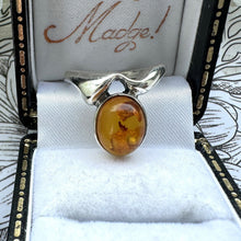 Carica l&#39;immagine nel visualizzatore di Gallery, Vintage Baltic Amber Sterling Silver Modernist Statement Ring. Cognac Amber Abstract Silver Ring. Polish Amber Ring, Size UK L/US 5-3/4
