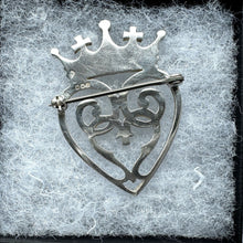 Cargar imagen en el visor de la galería, Vintage Scottish Sterling Silver Luckenbooth Crowned Heart Brooch. Edinburgh Silver Intertwined Heart Brooch. Romantic Love Token Jewellery

