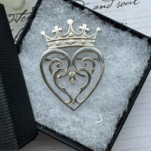 Cargar imagen en el visor de la galería, Vintage Scottish Sterling Silver Luckenbooth Crowned Heart Brooch. Edinburgh Silver Intertwined Heart Brooch. Romantic Love Token Jewellery
