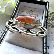 Carica l&#39;immagine nel visualizzatore di Gallery, Vintage Scottish Silver Celtic Knot Dendritic Agate Brooch. Oval Sterling Silver Eternity/Love Knot Cairngorm Scottish Pebble Lapel Pin.
