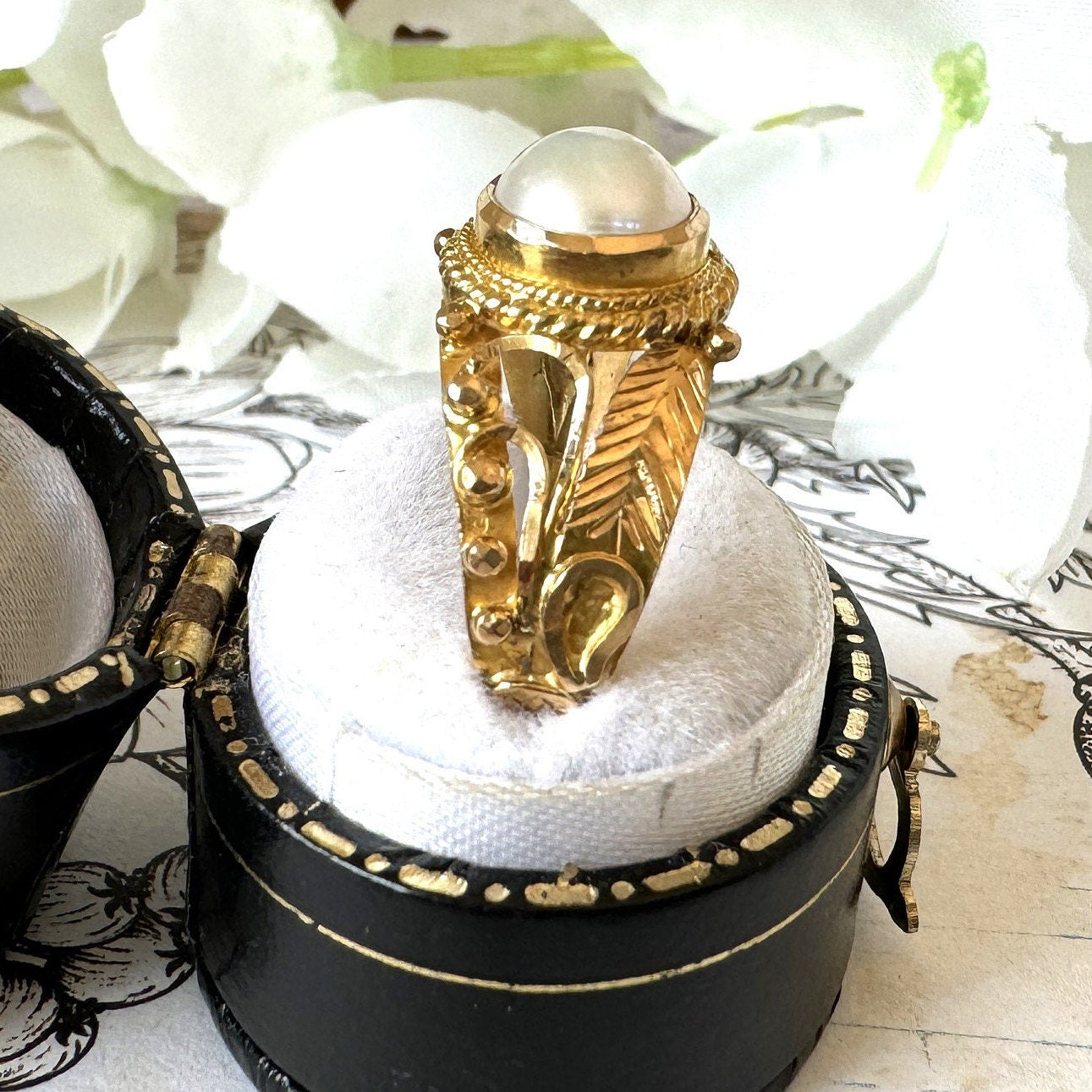 Vintage 22ct Yellow Gold Mabe Pearl Etruscan Ring. Asian Handmade 22K Yellow Gold Special Occasion/Anniversary Ring, Size UK T-1/2/US 10