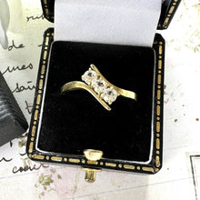 Carica l&#39;immagine nel visualizzatore di Gallery, Vintage 14ct Gold 3-Stone White Spinel Trilogy Ring. Art Deco Style Oblique Line Bypass Ring. Yellow Gold Cocktail Ring Size UK Q / US 8.25
