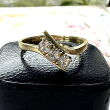 Cargar imagen en el visor de la galería, Vintage 14ct Gold 3-Stone White Spinel Trilogy Ring. Art Deco Style Oblique Line Bypass Ring. Yellow Gold Cocktail Ring Size UK Q / US 8.25
