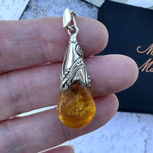 Carica l&#39;immagine nel visualizzatore di Gallery, Vintage Baltic Amber Art Nouveau Style Pendant
