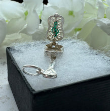 Carica l&#39;immagine nel visualizzatore di Gallery, Vintage Sterling Silver Filigree Guitar Charm Pendant - Opens to Reveal Treble Clef. Small English Silver Musical Pendant, Optional Chain
