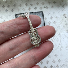 Carica l&#39;immagine nel visualizzatore di Gallery, Vintage Sterling Silver Filigree Guitar Charm Pendant - Opens to Reveal Treble Clef. Small English Silver Musical Pendant, Optional Chain
