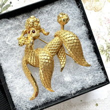 Lade das Bild in den Galerie-Viewer, Vintage 1960s BSK New York French Poodle Brooch. Diamond Cut Bright Yellow Gold Plated Figural Dog Lapel Pin With Red Crystal Eyes
