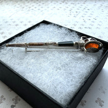 Carica l&#39;immagine nel visualizzatore di Gallery, Antique Silver Scottish Agate &amp; Citrine Claymore Sword Brooch. Engraved Sterling Silver Scottish Cairngorm Figural Broadsword Lapel Pin.
