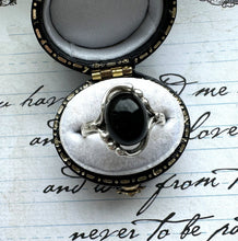 画像をギャラリービューアに読み込む, Vintage English Whitby Jet Sterling Silver Ring. Art Nouveau/Arts &amp; Crafts Style Black Gemstone Cabochon Ring, Size UK/N, US/6-1/4
