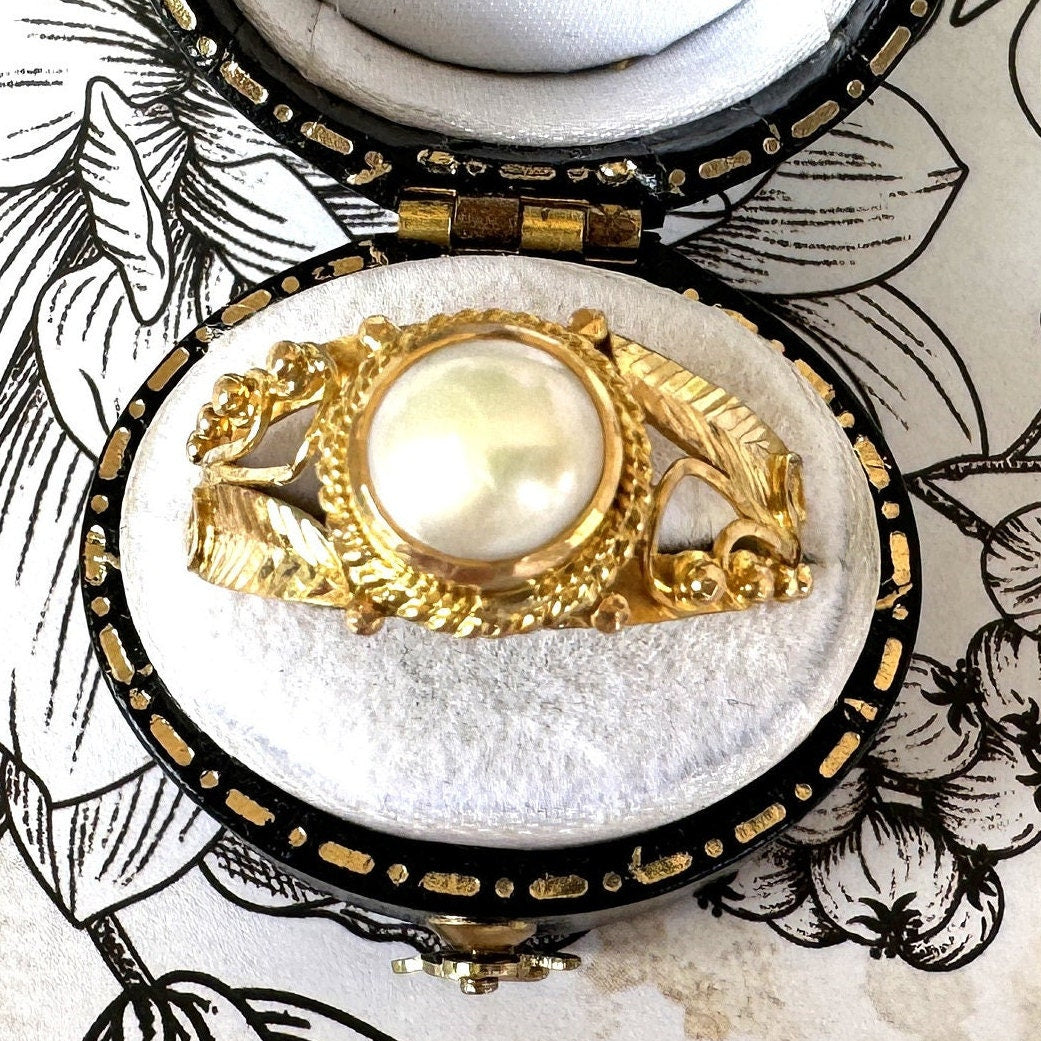 Vintage 22ct Yellow Gold Mabe Pearl Etruscan Ring. Asian Handmade 22K Yellow Gold Special Occasion/Anniversary Ring, Size UK T-1/2/US 10