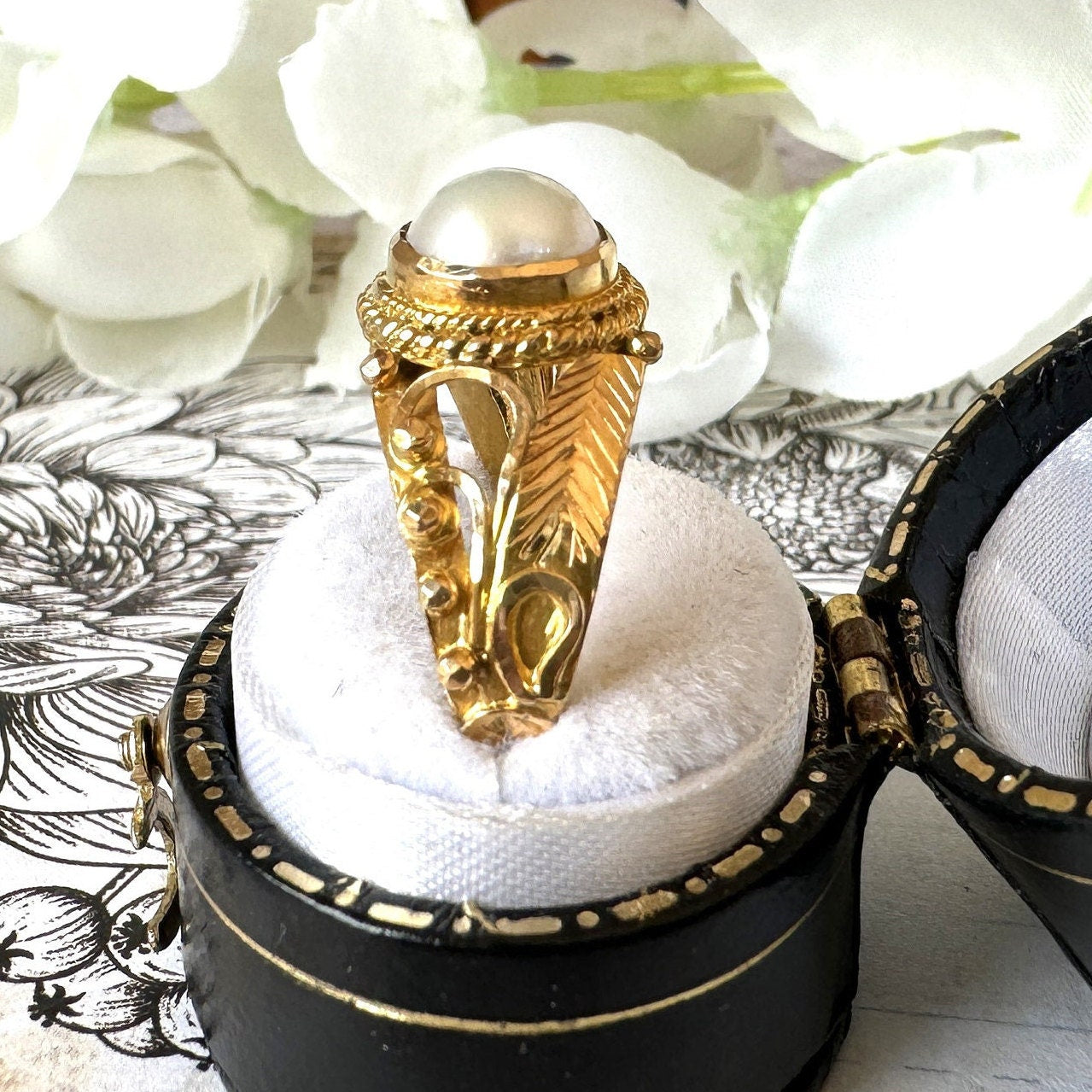 Vintage 22ct Yellow Gold Mabe Pearl Etruscan Ring. Asian Handmade 22K Yellow Gold Special Occasion/Anniversary Ring, Size UK T-1/2/US 10