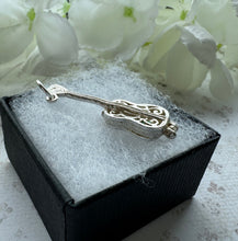 Carica l&#39;immagine nel visualizzatore di Gallery, Vintage Sterling Silver Filigree Guitar Charm Pendant - Opens to Reveal Treble Clef. Small English Silver Musical Pendant, Optional Chain
