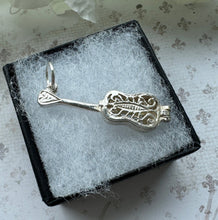 Carica l&#39;immagine nel visualizzatore di Gallery, Vintage Sterling Silver Filigree Guitar Charm Pendant - Opens to Reveal Treble Clef. Small English Silver Musical Pendant, Optional Chain
