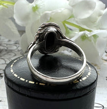 画像をギャラリービューアに読み込む, Vintage English Whitby Jet Sterling Silver Ring. Art Nouveau/Arts &amp; Crafts Style Black Gemstone Cabochon Ring, Size UK/N, US/6-1/4
