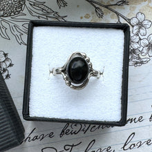 画像をギャラリービューアに読み込む, Vintage English Whitby Jet Sterling Silver Ring. Art Nouveau/Arts &amp; Crafts Style Black Gemstone Cabochon Ring, Size UK/N, US/6-1/4
