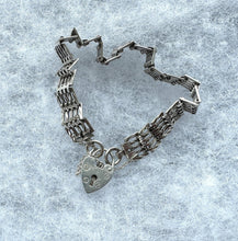 Charger l&#39;image dans la galerie, Vintage English Silver Fancy Link Gate Bracelet With Heart Padlock Clasp. Victorian Style 3-Bar Gate Sweetheart Bracelet, 1972 Hallmarks
