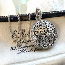 Lade das Bild in den Galerie-Viewer, Vintage Sterling Silver Round Vinaigrette Locket Pendant Necklace. Sterling Silver Open Work Puffy Keepsake/Memory Locket &amp; Curb Chain
